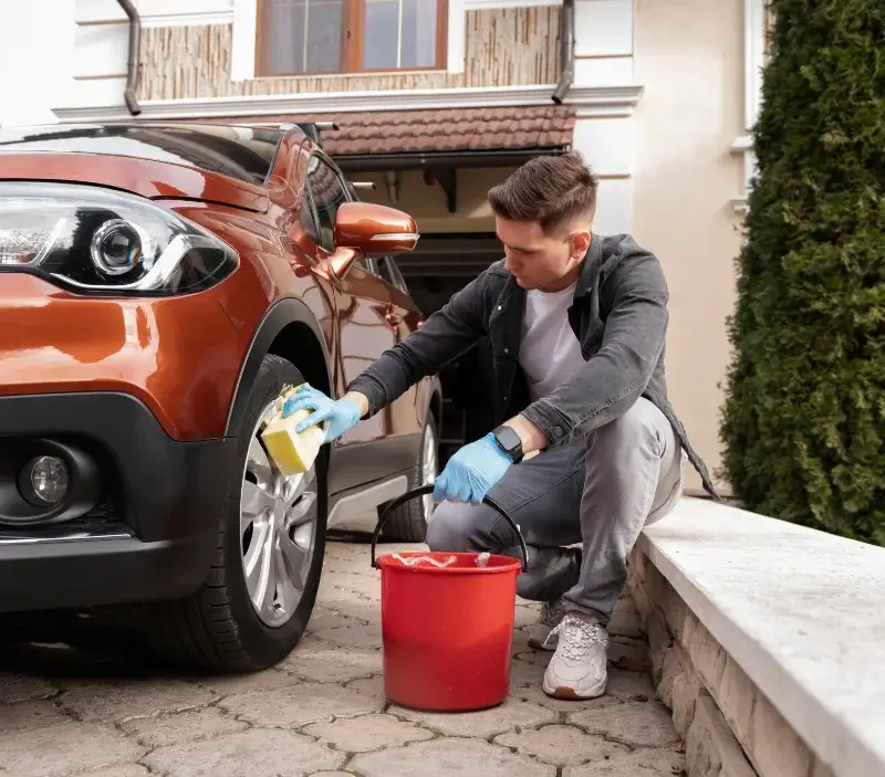 Lavage auto à domicile La Jaille-Yvon : professionnel intervenant sur un véhicule